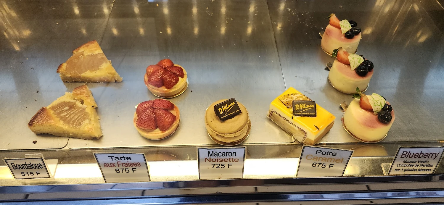 Vitrine D.Hilaire, Bourdaloue, tarte aux fraises, macaron noisette, poire caramel, blueberry