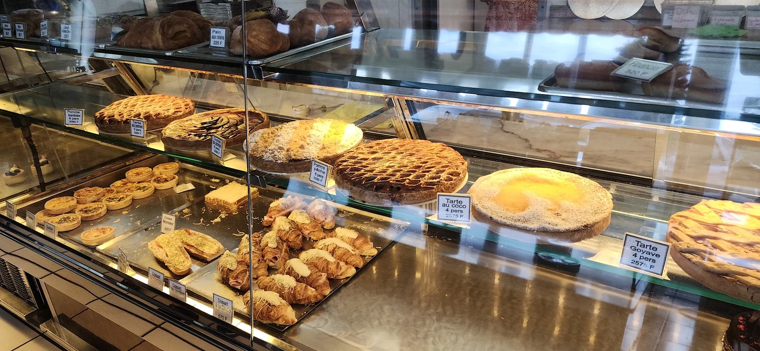 Vitrine D.Hilaire, tartes aux pommes, tarte coco, tarte goyave, croissants et leurs prix