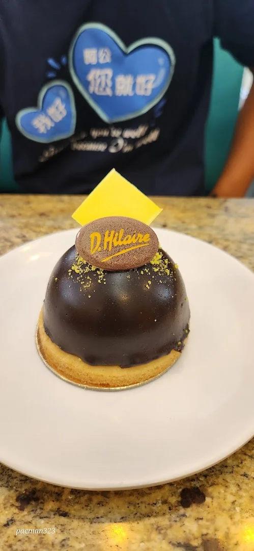 Pâtisserie D.Hilaire, dôme chocolat noir avec disque D.Hilaire en signature