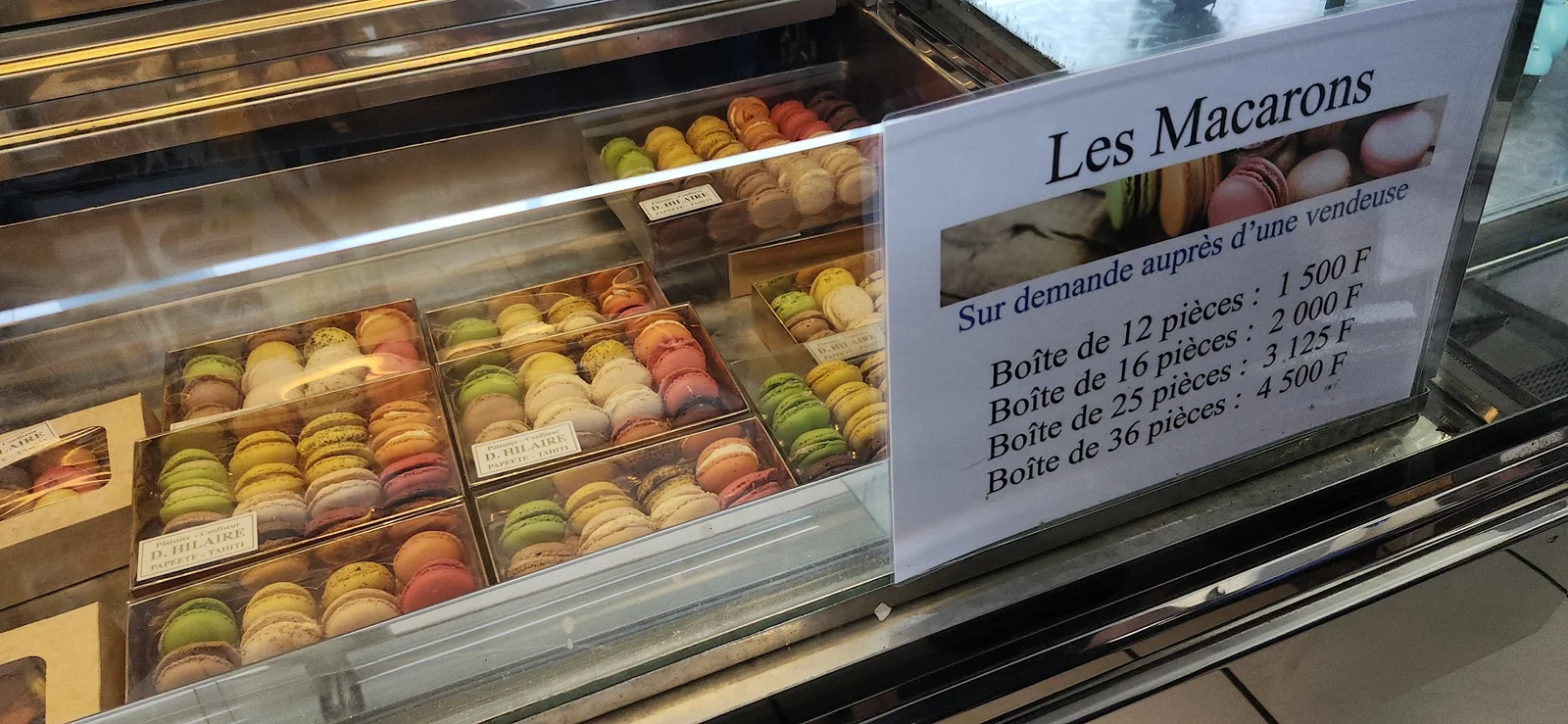 Pâtisserie D.Hilaire, étalage de macarons multicolores en boîtes