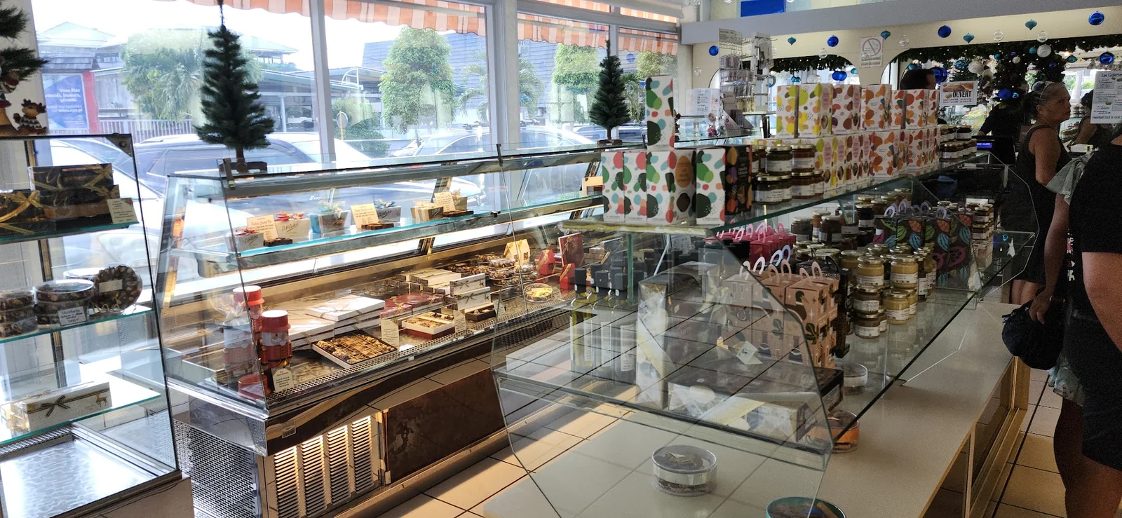 Pâtisserie D.Hilaire, trois petits gâteaux mousse framboise sur biscuit chocolat