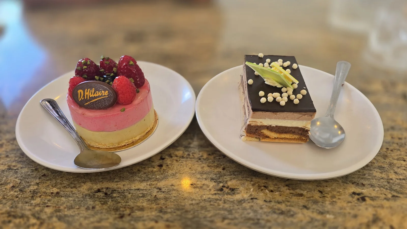 Pâtisserie D.Hilaire, mousse framboise et opéra chocolat sur assiettes en porcelaine