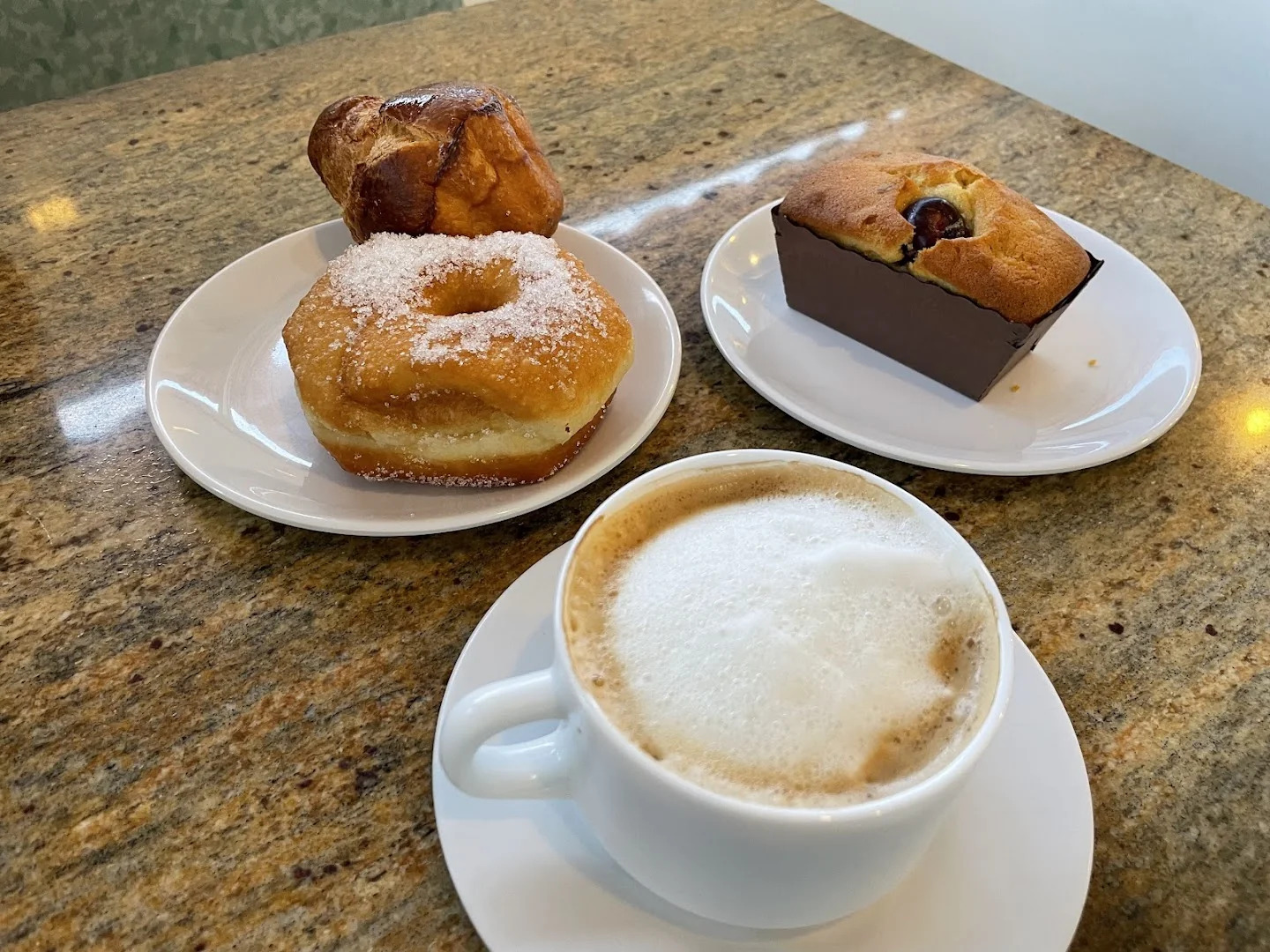 Pâtisserie D.Hilaire, donut sucré, brioche au chocolat et café crème